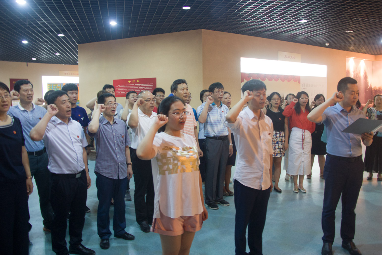 1561013698780041820.jpg 校史馆宣誓.jpg